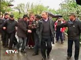 Бакиев заявил, что в стране нет порядка, временное правительство каждый день меняет руководителей. Призывов к гражданской войне на митинге не было