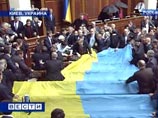 Народные депутаты от Партии регионов сумели прорваться в первые три ряда рабочих мест фракции "Наша Украина - Народная самооборона" и сняли украинский флаг, которым были накрыты эти ряды