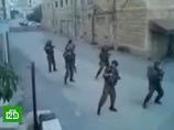 Израильские солдаты выстраиваются в два ряда и начинают зажигательный танец. Их синхронные движения говорят о том, что танец тщательно репетировали
