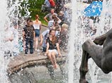 Сегодня синоптики вновь распространили специальное предупреждение о жаре, которое действует до 21:00 мск. Согласно последним данным, во Внуково и Домодедово сейчас плюс 36, а в районе подмосковного "полюса холода" - поселка Черусти - плюс 34