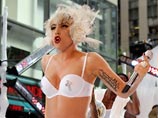 Lady GaGa улетела из Лос-Анджелеса в одном нижнем белье и с наручниками на поясе