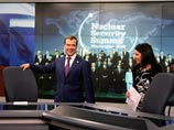 Президент ознакомился с техническим оснащением комплекса, осмотрел аппаратную, общался с сотрудниками