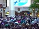 Желающих прославиться на всю страну собралось несколько тысяч. В какой-то момент толпа прорвалась через заграждение - началась паника