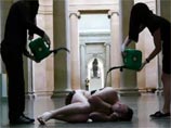 Художники устроили "голый протест" против "нефтяного спонсора" галереи Тейт
