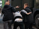 Сообщается, что возле универсама "Центральный" на ст. метро "Октябрьская" задержаны пять человек, другие СМИ сообщают о задержании еще нескольких человек