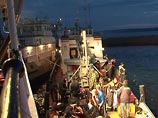 Работы ведутся крайне осторожно и медленно, так как судно сильно заилено, и при малейшей неосторожности могут порваться металлические "полотенца" - четыре заведенных под днище широких ленты, на которых его поднимают