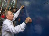 На другом фото с "Селигера" 58-летний глава правительства и "отец нации", "коим его считают многие россияне", пишет The Daily Telegraph, лезет без страховки на альпинистскую стенку "в стиле Человека-паука"