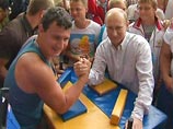 На третьем снимке Путин выступает в роли судьи на соревнованиях между молодыми людьми по армрестлингу