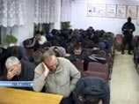Были схвачены более 100 человек с топорами, битами и огнестрельным оружием, которые, по версии силовиков, собрались на сходку двух крупнейших местных славянских группировок