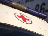 В результате этого образовалась многокилометровая пробка, одной из первых в которой стоит машина скорой помощи с проблесковыми маячками