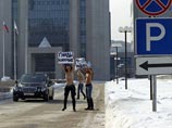              " G".  FEMEN  :     "  G "