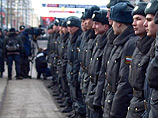 Столичная полиция стягивает дополнительные силы к Пушкинской площади в центре Москвы, куда на встречу с депутатом Геннадием Гудковым ("Справедливая Россия") обещают прийти представители оппозиции