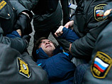 Полиция задержала более 20 нарушителей общественного порядка на площади Революции в центре Москвы