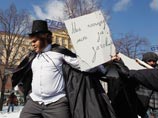 Молодому человеку, одетому в костюм Александра Пушкина, помяли цилиндр, сорвали наклеенный бакенбард и попытались вырвать из рук плакат с лозунгом "Моя площадь не для революционных заговоров"
