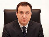 Со ссылкой на "анонимный источник в правоохранительных структурах" сообщалось, что Титова подозревают в присвоении бюджетных средств. При задержании в карманах у 39-летнего чиновника якобы были обнаружены "следы незначительной дозы кокаина"