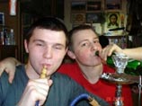 В почти двухминутное слайд-шоу, доступное для просмотра всем желающим, вошли фотографии, демонстрирующие аморальный образ жизни людей славянской внешност