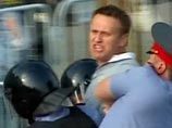 Известного блогера Алексея Навального, задержанного в среду утром на "народных гуляниях" оппозиции у метро "Баррикадная", оставили под стражей до суда