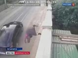 Водитель на огромной скорости вылетел на дорогу. Удар был настолько неожиданным, что женщина не успела даже оглянуться. Шансов выжить у нее не было - машина протаранила ее сзади