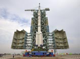 В середине июня Китай запустит космический корабль "Шэньчжоу-9" для реализации второго этапа программы стыковки аппаратов на орбите, на этот раз - пилотируемой