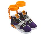 Adidas обвинили в оскорблении памяти черных рабов: концерн выпустил кроссовки с кандалами