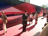Новшеством ММКФ стало то, что ковровая дорожка, по которой проходят звезды, изменила цвет: вместо зеленой стала красной
