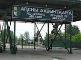 Очевидцы сообщали, что ребенок умер в скорой на абхазско-российской границе - якобы карета скорой, на которой его везли в сочинскую больницу, долгое время простояла в пограничной пробке на жаре
