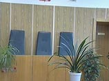 Когда судья Сырова удалилась для обсуждения отвода самой себя, поступил анонимный звонок о том, что в суде заложена бомба. В итоге в Хамовническом суде была объявлена всеобщая эвакуация