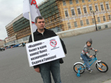 На Дворцовой площади прошла серия одиночных пикетов, направленных против певицы Мадонны