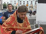 Настоятель московского храма Ильи Пророка в Обыденском переулке отец Тимофей "освобождается от несомого послушания с запрещением в священнослужении до завершения расследования дела в дисциплинарной комиссии Московской городской епархии", отметили в РПЦ