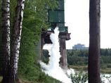"Во время огневых стендовых испытаний получил повреждение двигатель одной из ступеней ракеты-носителя "Союз". Жертв нет. Стенд также поврежден", - сказал собеседник агентства и добавил, что двигатель произведен в Самаре для ракеты-носителя