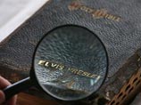 Экземпляр Библии, принадлежавший легендарному американскому певцу и киноактеру Элвису Пресли, ушел с аукциона Omega Auctions в британском городе Стокпорт за 59 тысяч фунтов стерлингов