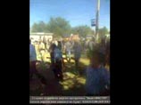 В полиции же утверждают, что в результате конфликта восемь человек обратились в больницу с легкими телесными повреждениями, а в местный отдел полиции с аналогичными жалобами пришли одиннадцать участников драк