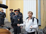 Когда стало понятно, что просто так собравшиеся не разойдутся, Панченко связался с пришедшими по громкой связи - по телефону вышедшего из отдела полицейского
