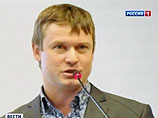 Развозжаев после своего ареста вечером 21 октября успел крикнуть журналистам на выходе из здания Басманного суда в Москве, что его "двое суток пытали" и "угрожали убить"