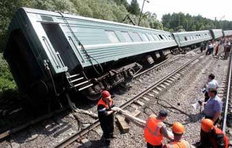 На месте подрыва поезда "Грозный-Москва". Фото Reuters На месте подрыва поезда "Грозный-Москва". Фото Reuters
