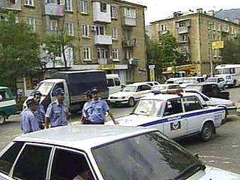 У дома 22а на улице Мира в Махачкале. Съемка НТВ, 28.07.2005 У дома 22а на улице Мира в Махачкале. Съемка НТВ, 28.07.2005