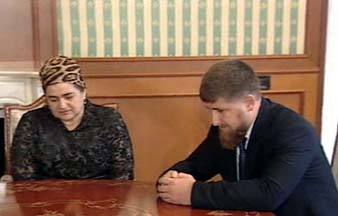 Вдова убитого президента Чечни Ахмада Кадырова и его сын Рамзан Кадыров на приеме у президента Путина. Съемка Тк "Россия" Вдова убитого президента Чечни Ахмада Кадырова и его сын Рамзан Кадыров на приеме у президента Путина. Съемка Тк "Россия"