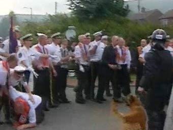 Спор протестантов-оранжистов с полицией, кадр телеканала НТВ Спор протестантов-оранжистов с полицией, кадр телеканала НТВ