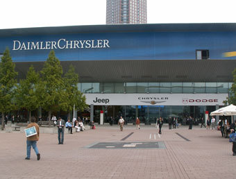 Павильон DaimlerChrysler на IAA2005, фото Lenta.Ru Павильон DaimlerChrysler на IAA2005, фото Lenta.Ru