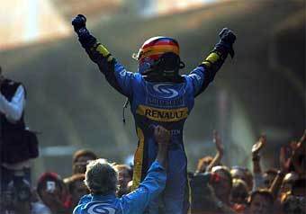 Чемпион мира Фернандо Алонсо после победы на Гран-при Китая. Фото с сайта f1racing.net Чемпион мира Фернандо Алонсо после победы на Гран-при Китая. Фото с сайта f1racing.net