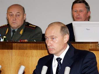 Владимир Путин, Юрий Балуевский и Сергей Иванов на совещании. Фото пресс-службы президента России Владимир Путин, Юрий Балуевский и Сергей Иванов на совещании. Фото пресс-службы президента России