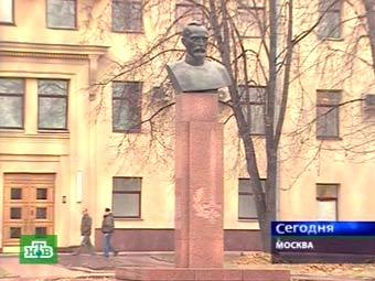 Бюст Феликса Дзержинского на Петровке 38, кадр телеканала НТВ Бюст Феликса Дзержинского на Петровке 38, кадр телеканала НТВ