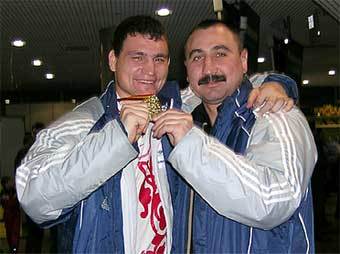 Чемпион мира в весовой категории до 91 килограмма Александр Алексеев и главный тренер сбрной Александр Лебзяк Чемпион мира в весовой категории до 91 килограмма Александр Алексеев и главный тренер сбрной Александр Лебзяк