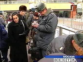 Проверка документов в Москве. Кадр ТК "Россия", архив Проверка документов в Москве. Кадр ТК "Россия", архив