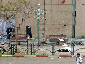На месте теракта в Нетании. Фото Reuters На месте теракта в Нетании. Фото Reuters
