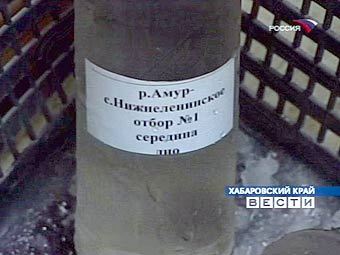 Пробы воды из Амура. Кадр ТК Россия Пробы воды из Амура. Кадр ТК Россия