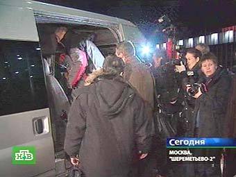 Встреча российских моряков в аэропорту "Шереметьево", кадр телеканала НТВ Встреча российских моряков в аэропорту "Шереметьево", кадр телеканала НТВ