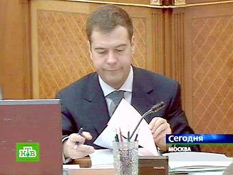 Первый вице-премьер правительства РФ Дмитрий Медведев. Кадр НТВ. Архив Первый вице-премьер правительства РФ Дмитрий Медведев. Кадр НТВ. Архив