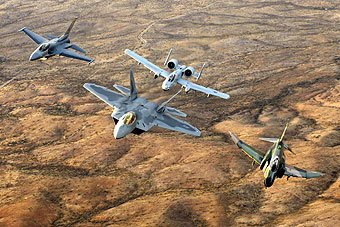 На переднем плане - F-22. На заднем - F-16, A-10 и F-4. Фото с официального сайта ВВС США На переднем плане - F-22. На заднем - F-16, A-10 и F-4. Фото с официального сайта ВВС США