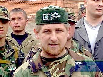 Рамзан Кадыров с бойцами силовых структур. Кадр телеканала НТВ, архив, 2003 год Рамзан Кадыров с бойцами силовых структур. Кадр телеканала НТВ, архив, 2003 год